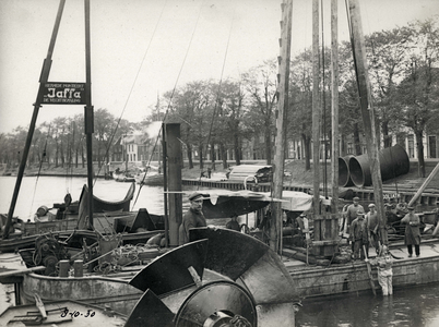 841750 Afbeelding van de bouw van het Vechtgemaal in de sluis in de Vecht te Muiden (provincie Noord-Holland).